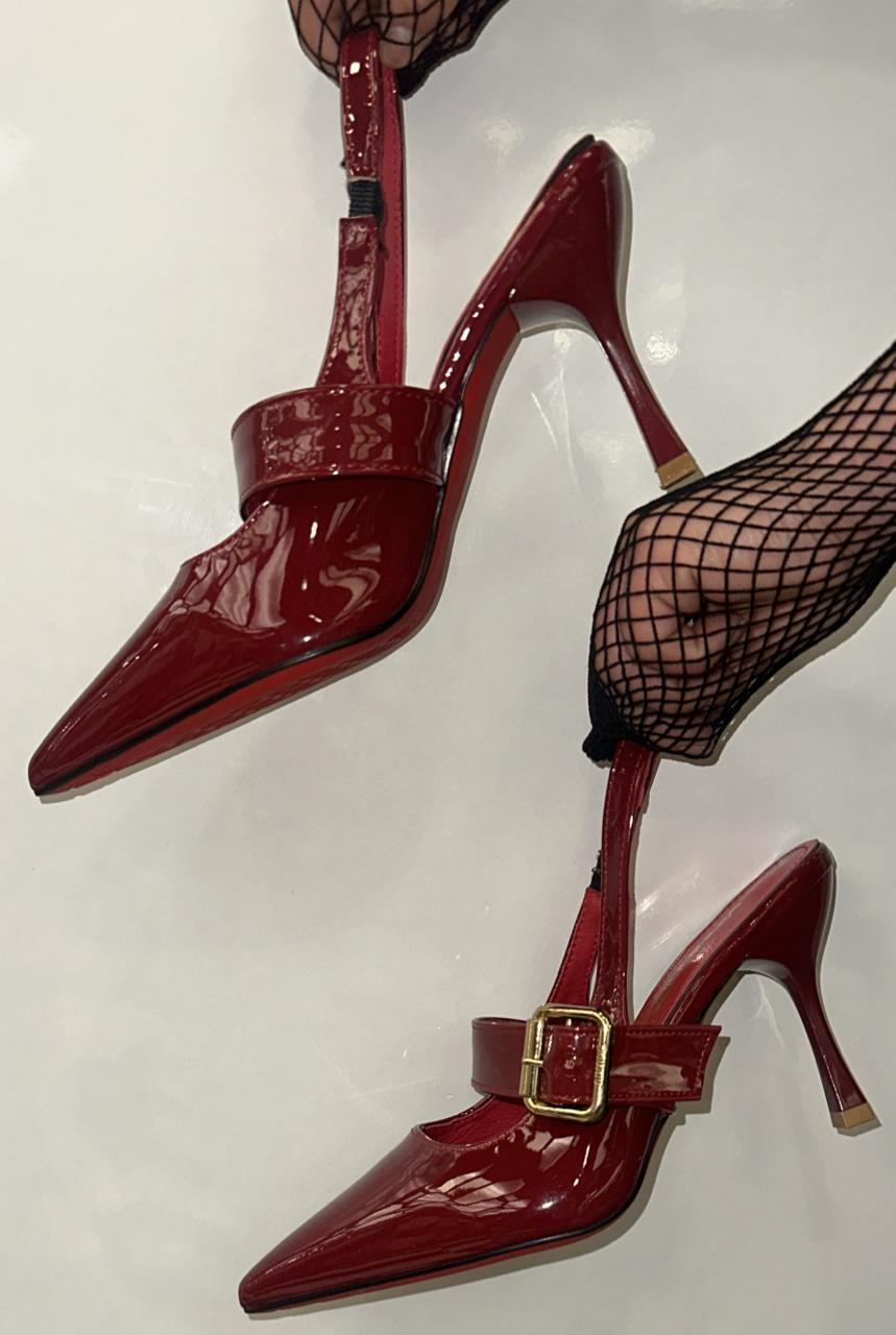Pointed-toe Buckle Pumps