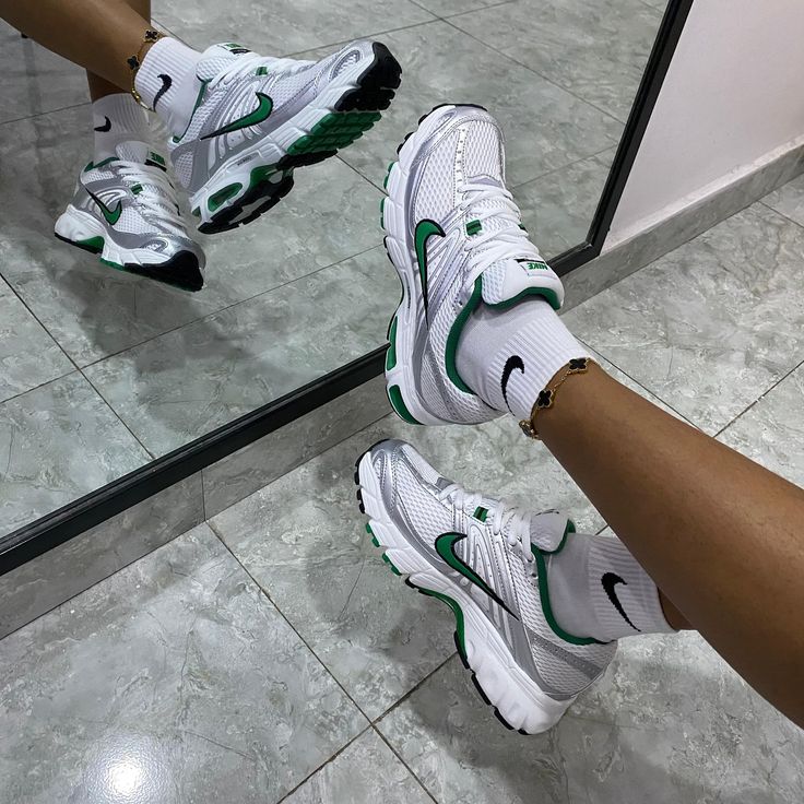 Nike Air Max Moto 2K White/Metallic Silver/Black/Stadium Green